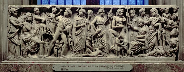 Sarkofag med relief som avbildar Prometheus och människans skapelse, romersk, från Arles, 200-talet e.Kr.