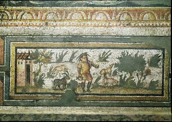 Scen av en getherde med sina getter, detalj av gränsen från en mosaikbeläggning som skildrar årstiderna och jaktscenerna, från Constantinian Villa i Daphne, Roman, c.325-330 AD (marmor, kalksten och glas)