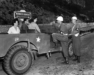 Andra världskriget (1939-1945) - Andra världskriget (WWII eller WW2): Nära Monaco Franska Rivieran 30 juni 1945: Två Wacs på permission och gäster från US Riviera Recreational Area (USRRA) diskuterar med två militärpoliser från den amerikanska armén statio
