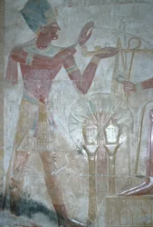 Seti I som erbjuder rökelse till Horus, Temple of Seti I, Egyptian New Kingdom, XIX:e dynastin, ca 1318 f.Kr. (polykrom relief)