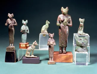 Flera statyetter av kattgudinnan Bast och kattfigurer som föreställer samma gudinna, egyptiska, Senperioden, ca 664-300 f.Kr.