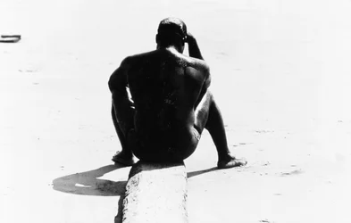 Sittande man utan överkropp på Coney Island, Untitled 32, c.1953-64 (s/v foto)