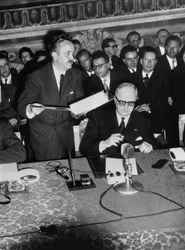 Undertecknande av Romfördraget (Common March) Det här är Christian Pineau, Frankrikes utrikesminister. 26 mars