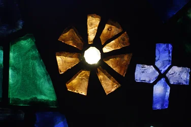 Målat glas i Notre-Dame de Consolation-kyrkan, Hyeres, Frankrike