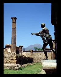 Staty av Apollo, från Apollontemplet, med Vesuvius i bakgrunden (foto)