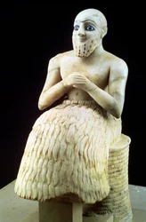 Staty av den officiella Ebih-Il, från Ishtars tempel i Mari, hettiterna, Irak, Mellersta Eufrat, Sumeriska, tidig dynastiska perioden, c.2500 f.Kr. (gips & lapis lazuli) (se även 71507)