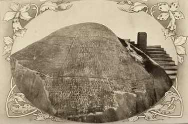 Steninskription av kejsaren Ashoka; tidigt 1900-tal (foto)