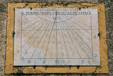 Solur, sidovägg av kyrkan Maria Santissima Assunta, Palazzo Adriano, Sicilien, Italien