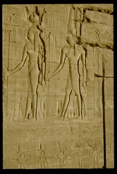 Nedsänkt relief föreställande Hathor och Horus (foto)