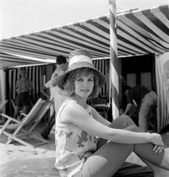 SKÅDESPELINNEN CARROLL BAKER PÅ VENICE LIDO BEACH (med en klockhatt) - 1961