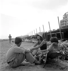 SKÅDESPELINNEN ELSA MARTINELLI PÅ VENICE LIDO BEACH - 1964