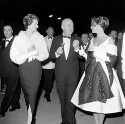 Skådespelerskan Lee Remick med regissören Otto Preminger och hans hustru Hope Bryce vid den internationella filmfestivalen på Lido di Venezia - 1959