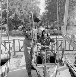 SKÅDESPELINNEN MARIE LAFORET MED SIN BOYDY REGISSÖREN JEAN GABRIEL ALBICOCCO PÅ VENICE LIDO - 1961 (på en gunga)