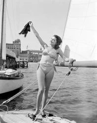 SKÅDESPELINNEN SANGHE GIANNA PÅ VENICE LIDO BEACH - 1951