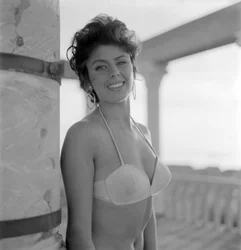 SKÅDESPELINNEN STARLET CELINA CELY PÅ VENICE LIDO BEACH - 1957