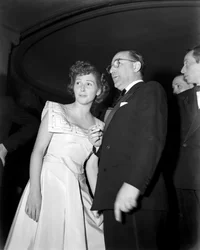 REGISSÖREN MARIO CAMERINI MED SKÅDEFINENS CARLA DEL POGGIO PÅ DEN "" ITALIENSKA CINEMAGALA "" I ROM - 1949