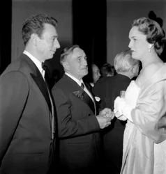 FILMKRITIKEREN GEORGES SADOUL MED SKÅDESPELARE OCH POPSSÅNGARE YVES MONTAND OCH BEGUM JEANNE ANDRE AV AIX LES BAINS I CANNES - 1954