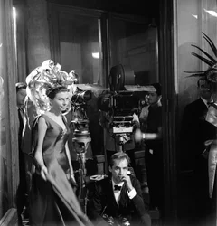PRINSESSAN OCH SKÅDESPELSKAPAN SORAYA ESFANDIARI (esfandiary) BAKHTIARI PÅ PLATSEN AV FILMEN "" I TRE VOLTI "" (De tre ansiktena) REGISERAD AV Mauro BOLOGNINI I VENEDIG - 1964