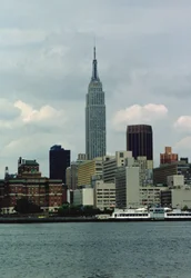 Empire State Building från East River (foto)