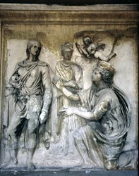 Den bakre fasaden, detalj av antik reliefdekoration (några bitar från Ara Pacis av Augustus) föreställande en krönt gudinna och en ung man (sten)