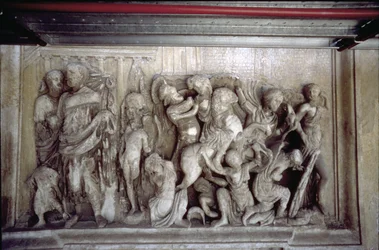 Den bakre fasaden, detalj av antik reliefdekoration (några bitar från Ara Pacis av Augustus) som visar en stridsscen (sten)