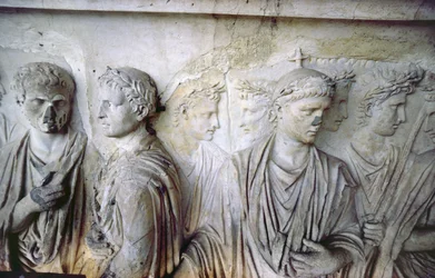 Den bakre fasaden, detalj av antik reliefdekoration (några bitar från Ara Pacis av Augustus) föreställande en grupp romerska medborgare (sten)