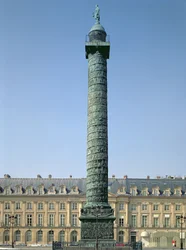 Vendome-kolonnen, med basreliefer som visar Napoleonska kampanjer 1805-06, överträffad av figuren av Napoleon som håller en bevingad seger