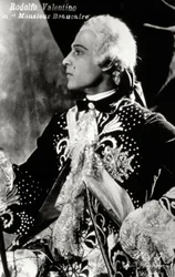 Den berömde stumfilmsskådespelaren Rodolfo Valentino i en detaljerad scenkostym i 1700-talsstil för filmen "Monsieur Beaucaire