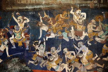 Det inre av silverpagodens sammansatta väggar är täckt med väggmålningar som föreställer berättelser från Reamker, det vill säga khmerversionen av det klassiska indiska eposet, Ramayana. Vissa delar av väggmålningarna är försämrade och väderskada. Väggmåln