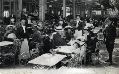 Kurortsturism: vy över en restaurang i Vichy och dess curistklientel, Allier 1905 ca (kurortsturism: restaurang i Vichy, Frankrike