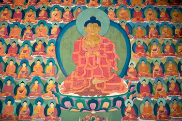 tibetansk buddhism; väggmålning; mediterar Buddha; många små Buddhas; Chemre Gompa kloster; Chemrey; Ladakh-regionen; Jammu och Kashmir; Indien; Sydasien; Asien