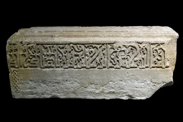 Gravmarkör. Iran, Siraf, 527 H./1133. huggen sten. Musée du Louvren