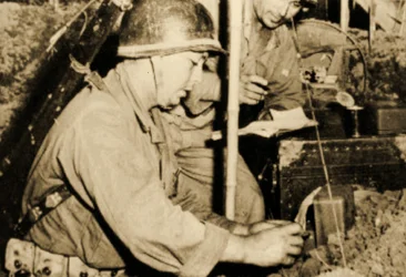 Trupper vid kommunikationsposten, Camp Claiborne, Louisiana, 1943 (sepiafoto)