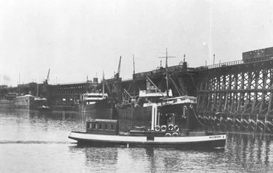 Styrbordssidan av Blyth Harbor Commissioners lanserar "John Dent" förbi staitherna