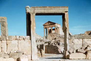 Tunisien, Dougga, romerska ruiner av Capitolium sedd genom Dar el Acheb-portalen