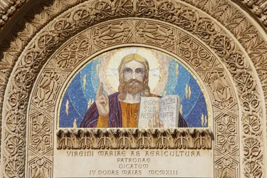 Tympanum i basilikan Santa Maria della Coltura, Parabita, Apulien, Parabita, Italien