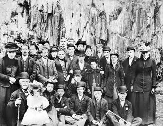 Storbritannien: En grupp människor på utflykt. c1910