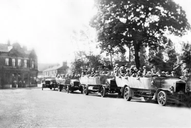 Storbritannien: En linje av Charabancs i centrum. Poynton, Cheshire, c1925