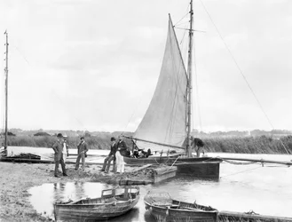 Storbritannien: En yacht på floden Waveney. Norfolk Broads,