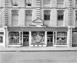 Storbritannien: Holes and Davigdor Dairies on Church Road