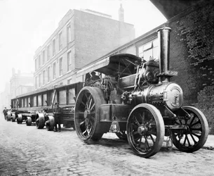 Storbritannien: En dragmotor som bogserar en last. Manchester, c1904