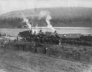 USA: c.1885 Ett tågvrak på landsbygden. (s/v bild)