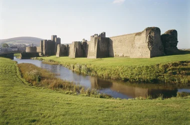 Utsikt över Caerphilly Castle, Glamorgan, Wales, byggt 1268-77 (foto)