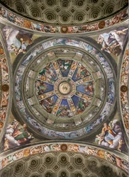 Utsikt över korsskeppets kupol och paneler med fresker av Giovanni Antonio de Sacchis och Bernardino Gatti, Sanctuary of the Madonna della Campagna, Piacenza, Emilia-Romagna, Italien (foto)
