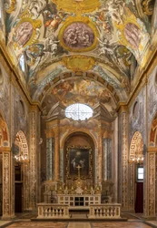 Utsikt över interiören med fresker och huvudaltaret, Nunziatina-kyrkan, Todi, Umbrien, Italien (foto)