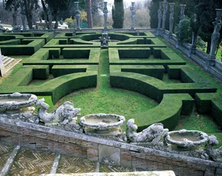 Utsikt över de övre trädgårdarna framför kasinot eller "Palazzina", designad av Giacomo del Duca (c.1520-1604) c.1584-6 (foto)