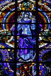 Jungfru Maria målat glas i Notre-Dame-de-la-Trinite-kyrkan av Louis Barillet & Jean Le Chevallier, Blois, Frankrike