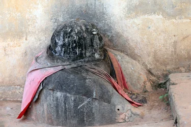 Voodoo-fetisch vid ingången till ett kloster. Togoville, Togo