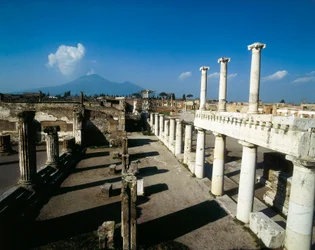 Utsikt över forumet för Pompeji och Vesuvius. Italien.