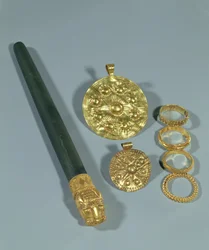 Bryne och ringar med granulerad dekor, Susa, Iran, Elamitperiod, c.1150 f.Kr. (guld)